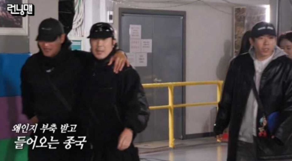 金鍾國在節目中被哈哈（HaHa）攙扶。（圖／翻攝SBS TV）